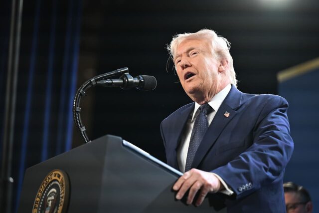 Trump anuncia alivio de sanciones para bajar los precios del petróleo y dice que la guerra con Irán terminará "muy pronto"

 | 