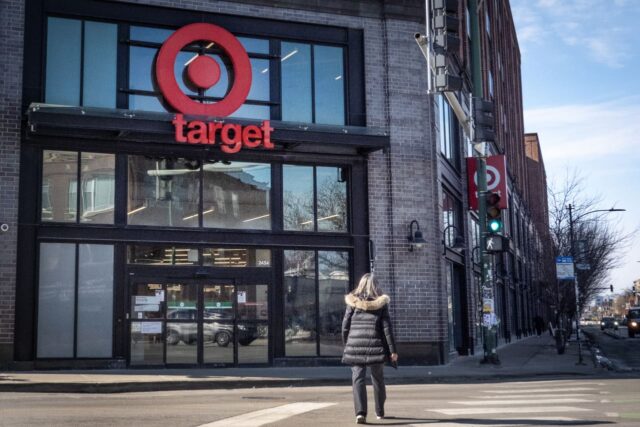 Target gasta otros 2 mil millones de dólares para renovar Target gasta otros 2 mil millones de dólares para renovar las tiendas y la tecnología para atraer de vuelta a los compradores
|