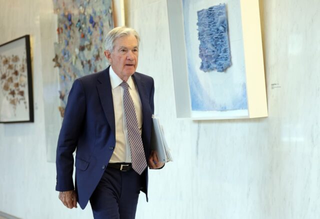 El jefe de la Fed, Powell, dice que los riesgos El jefe de la Fed, Powell, dice que los riesgos para la economía sugieren que las tasas podrían bajar o subir
|