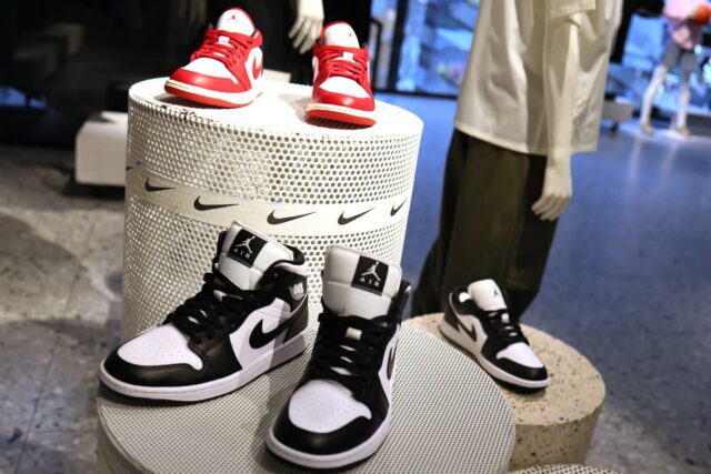 Nike espera una mayor caída en las ventas a medida Nike espera una mayor caída en las ventas a medida que el inventario disminuye en medio de temores de que la recuperación no funcione
|