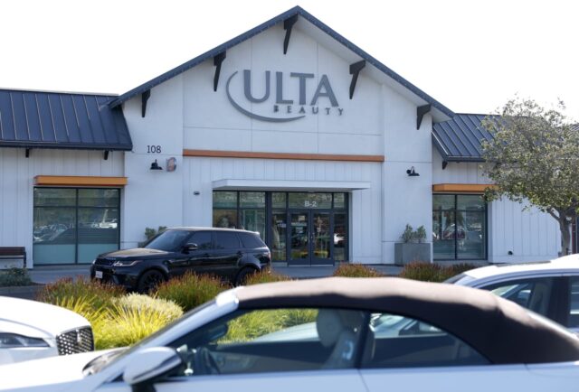 Ulta Beauty dice que es "cada vez más consciente" de los efectos de los conflictos globales en los compradores, a medida que las previsiones de beneficios reducen el inventario

 | 