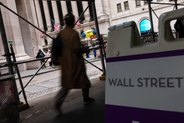 Esto es lo que sucede después de que el S&P 500 cae por debajo del promedio móvil de 200 días después de un largo período

 | 