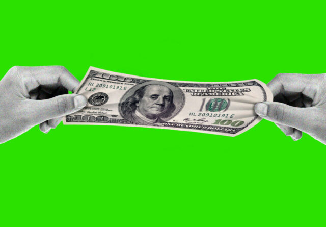 Un porcentaje impactante de personas que ganan más de 300.000 dólares en salarios dignos. ¿Por qué estos ricos queman dinero?

 | 