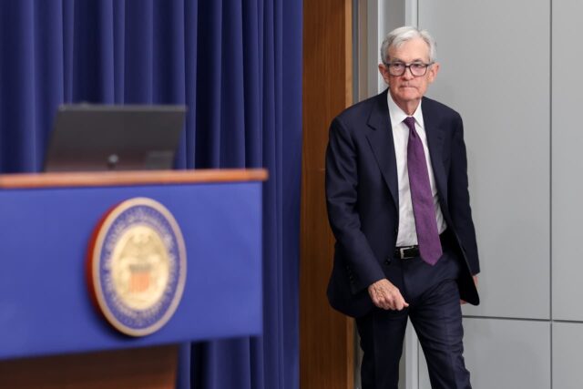 Powell dice que seguirá siendo presidente de la Reserva Federal hasta que el Senado confirme su reemplazo. Los aliados de Trump están buscando una manera de detenerlo.

 | 