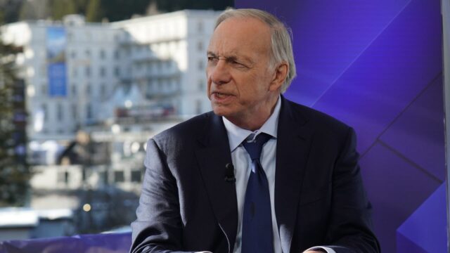 Ray Dalio dice que Kevin Warsh no debería recortar las tasas de interés durante la 'estanflación'

 | 