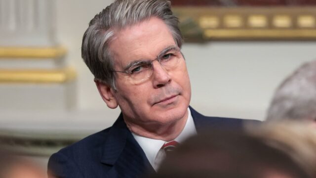 El Secretario del Tesoro, Bessent, dice ahora que está bien El Secretario del Tesoro, Bessent, dice ahora que está bien que la Fed espere para recortar las tasas en medio del aumento del petróleo
|