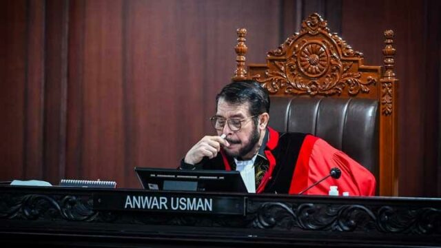 El juez adjunto del Tribunal Constitucional Anwar Usman presta juramento esta semana

 | 