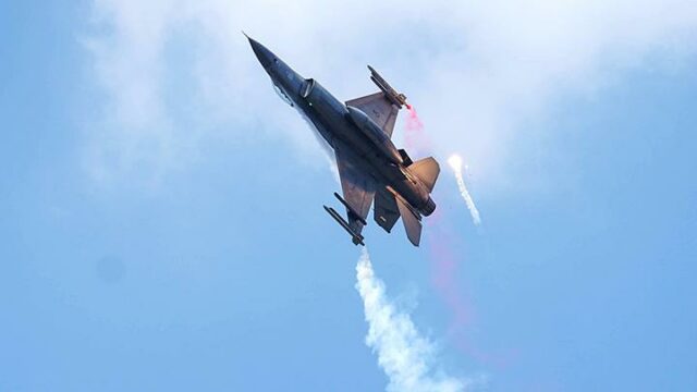 Prabowo escoltado por aviones de combate F-16 hasta Sleman | Prabowo escoltado por aviones de combate F-16 hasta Sleman
|