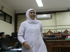 Respuesta de Khofifah a la pregunta sobre el arresto de 3 jefes regionales de Java Oriental por parte de KPK
| Respuesta de Khofifah a la pregunta sobre el arresto de 3 jefes regionales de Java Oriental por parte de KPK
|