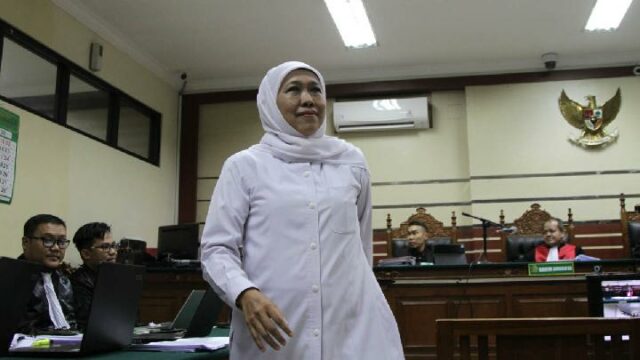 Respuesta de Khofifah a la pregunta sobre el arresto de 3 jefes regionales de Java Oriental por parte de KPK

 | 