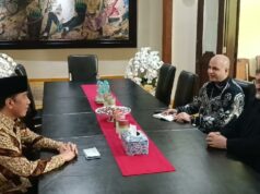 Saludos del embajador iraní al reunirse con JK y Jokowi
| Saludos del embajador iraní al reunirse con JK y Jokowi
|