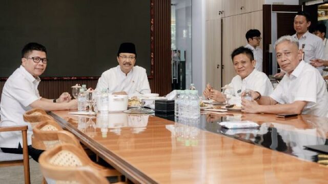 Gus Ipul supervisa la construcción de escuelas populares en OKU Oriental y Sambas

 | 