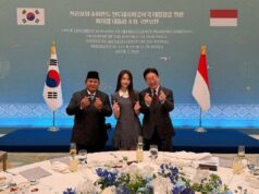 En Corea, Prabowo conoció a Carmen, miembro de Hearts2Hearts.
| En Corea, Prabowo conoció a Carmen, miembro de Hearts2Hearts.
|