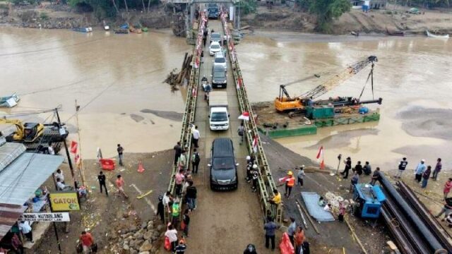 70 por ciento del puente completado, la sinergia TNI-Polri es clave para restablecer la conectividad

 | 