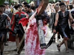 Servicio de adoración del Viernes Santo con los colores del Vía Crucis en la Catedral de Yakarta
| Servicio de adoración del Viernes Santo con los colores del Vía Crucis en la Catedral de Yakarta
|