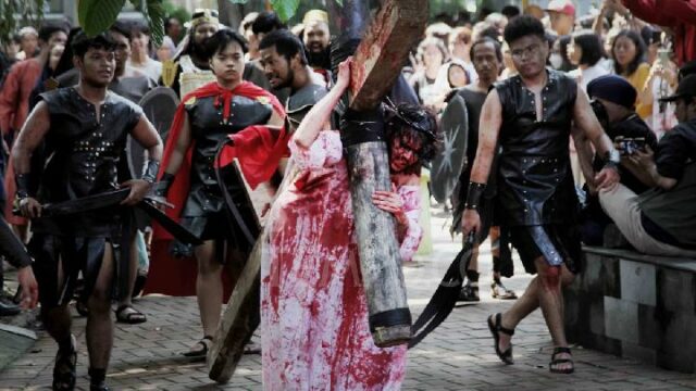 Servicio de adoración del Viernes Santo con los colores del Vía Crucis en la Catedral de Yakarta

 | 