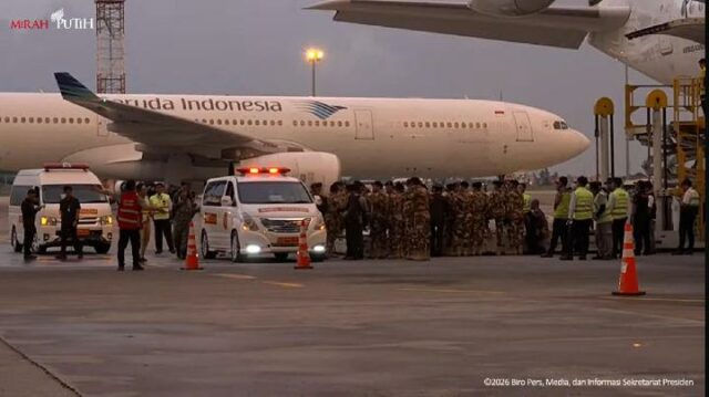 Los cuerpos de los soldados caídos en el Líbano llegan Los cuerpos de los soldados caídos en el Líbano llegan a Soekarno-Hatta
|