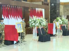 Lágrimas familiares acompañan el cortejo fúnebre de 3 soldados del TNI
| Lágrimas familiares acompañan el cortejo fúnebre de 3 soldados del TNI
|