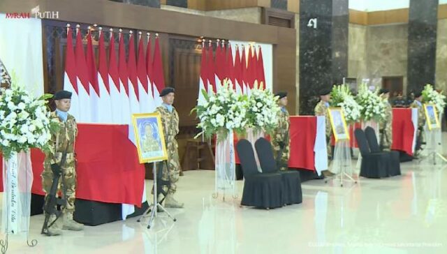 Lágrimas familiares acompañan el cortejo fúnebre de 3 soldados del Lágrimas familiares acompañan el cortejo fúnebre de 3 soldados del TNI
|