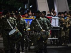 Prabowo saluda a las familias de los soldados caídos del TNI en el Líbano
| Prabowo saluda a las familias de los soldados caídos del TNI en el Líbano
|