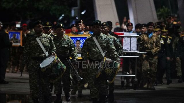Prabowo saluda a las familias de los soldados caídos del Prabowo saluda a las familias de los soldados caídos del TNI en el Líbano
|