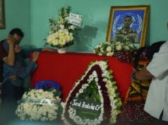 Mujer y niños sollozando en el funeral de Kopda Farizal
| Mujer y niños sollozando en el funeral de Kopda Farizal
|