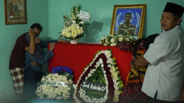 Mujer y niños sollozando en el funeral de Kopda Farizal

 | 