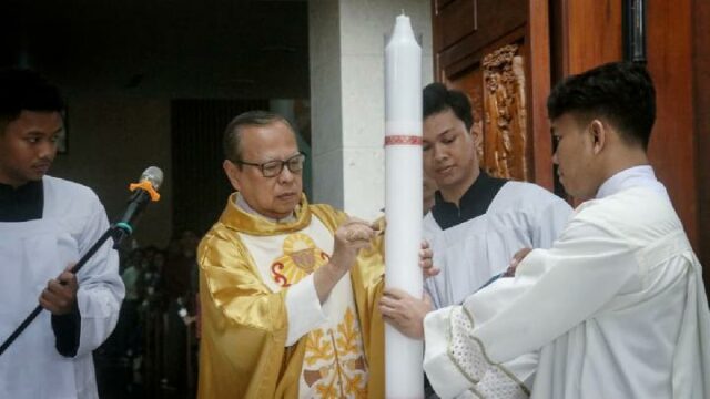 El cardenal Suharyo dirige la primera Vigilia Pascual en la nueva iglesia

 | 