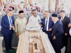 El regente de Gresik acompaña al gobernador de Samarcanda en su peregrinación a la tumba de Maulana Malik Ibrahim
| El regente de Gresik acompaña al gobernador de Samarcanda en su peregrinación a la tumba de Maulana Malik Ibrahim
|