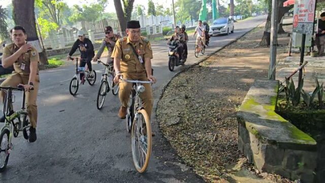 Movimiento de ahorro de energía, Sragen Regent va a la Movimiento de ahorro de energía, Sragen Regent va a la oficina en bicicleta
|