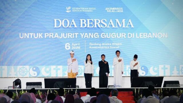 Estudiantes de una popular escuela interreligiosa rezan por los soldados caídos del TNI en el Líbano

 | 