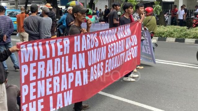 Los estudiantes de UI toman medidas para proteger la ley Los estudiantes de UI toman medidas para proteger la ley TNI y la prueba de material de Andrie Yunus
|