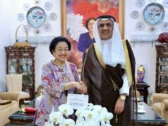 El embajador saudí invita a Megawati a desempeñar un papel en los problemas actuales de Oriente Medio
| El embajador saudí invita a Megawati a desempeñar un papel en los problemas actuales de Oriente Medio
|