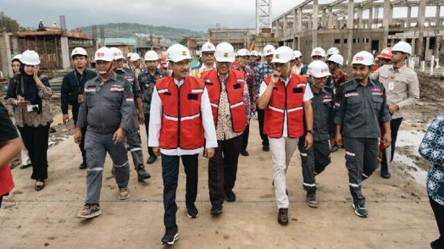 Gus Ipul controla la construcción de una escuela popular permanente en Semarang

 | 