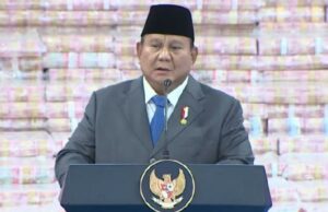 Prabowo habla frente a montones de dinero confiscado por valor de 11,4 billones de rupias
| Prabowo habla frente a montones de dinero confiscado por valor de 11,4 billones de rupias
|