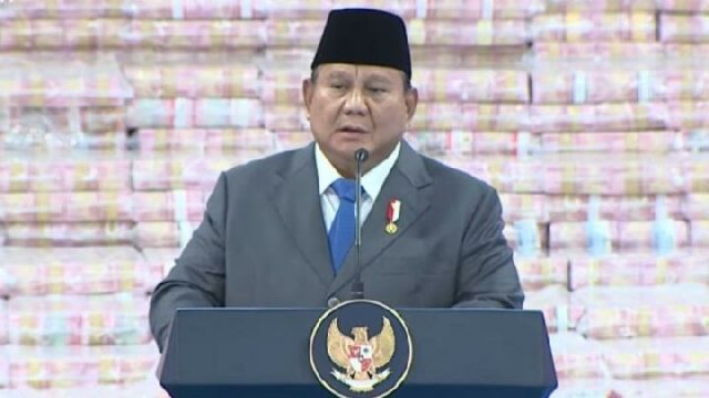 Prabowo habla frente a montones de dinero confiscado por valor Prabowo habla frente a montones de dinero confiscado por valor de 11,4 billones de rupias
|