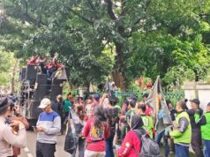 Decenas de mototaxis online se manifiestan frente a la oficina de Saiful Mujani
| Decenas de mototaxis online se manifiestan frente a la oficina de Saiful Mujani
|