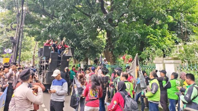 Decenas de mototaxis online se manifiestan frente a la oficina Decenas de mototaxis online se manifiestan frente a la oficina de Saiful Mujani
|