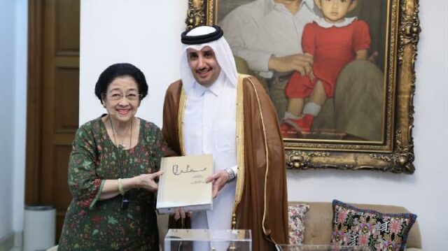 Megawati acompañada de Prananda recibe la visita del embajador de Megawati acompañada de Prananda recibe la visita del embajador de Qatar
|