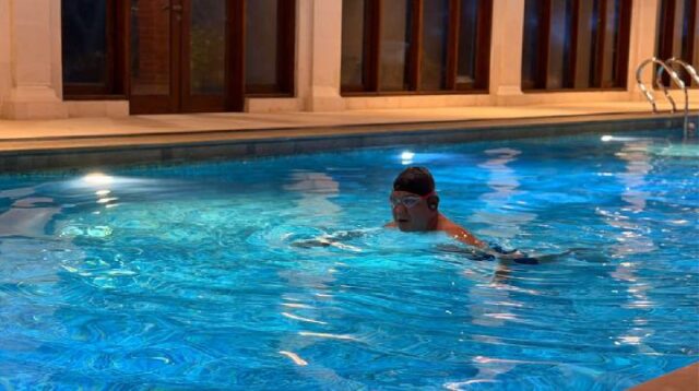 Teddy: Prabowo nadando por la mañana antes de ir al retiro del DPRD

 | 