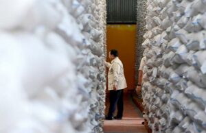 Prabowo inspecciona el almacén de Bulog en Magelang
| Prabowo inspecciona el almacén de Bulog en Magelang
|