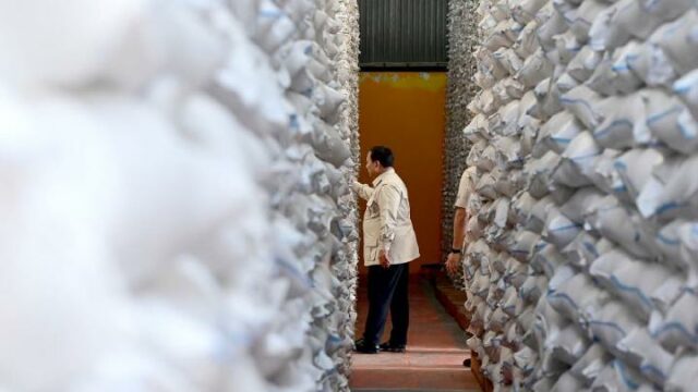 Prabowo inspecciona el almacén de Bulog en Magelang

 | 