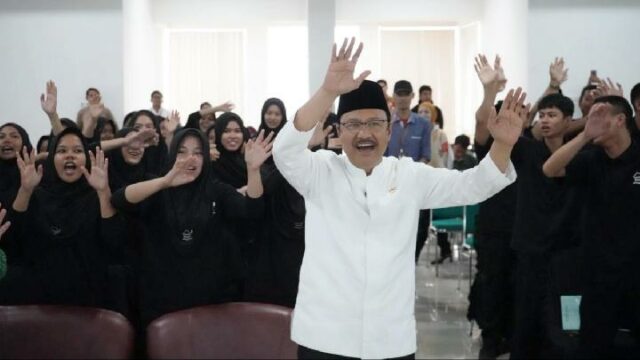 Gus Ipul destaca el impacto de las escuelas populares para los estudiantes de SRMA de Makassar

 | 