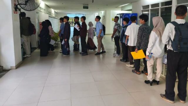 Cronología de los participantes de UTBK que fueron encontrados usando audífonos

 | 