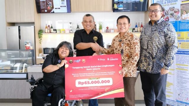 Bank Jakarta distribuye ayuda a amigos discapacitados asistidos por YaSDI

 | 