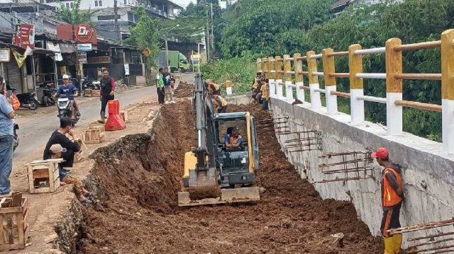 Aceleran las reparaciones de la carretera de deslizamiento de tierra Cikampak-Gunung Bunder

 | 