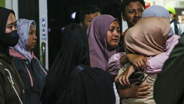 Testimonios de pasajeros durante los segundos del accidente del tren de Bekasi

 | 