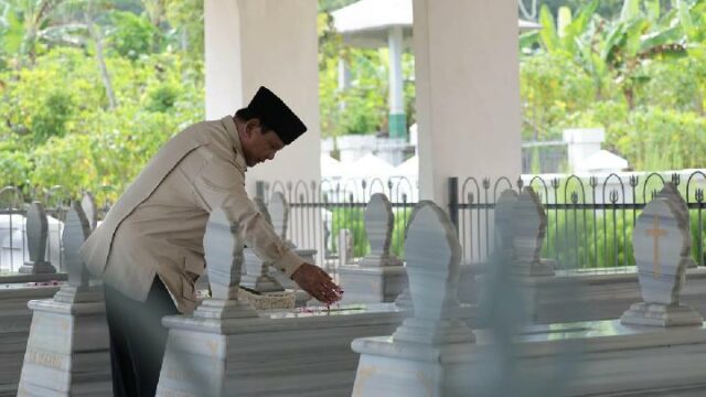 La peregrinación de Prabowo a la tumba de Margono en Banyumas

 | 