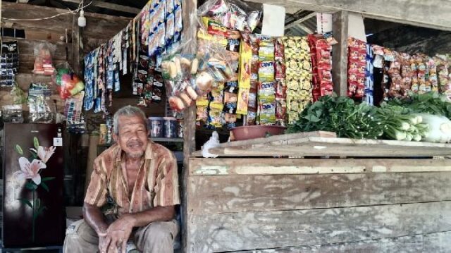 “La historia de Jamal” Aceh Tamiang, una persona mayor, se levanta con una tienda de madera gracias al capital de asistencia social

 | 