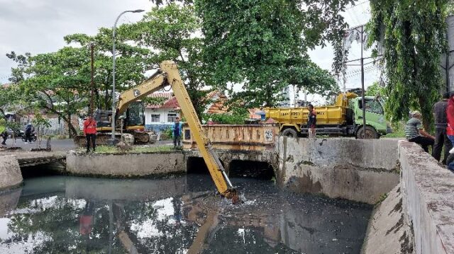 Actuando rápidamente, el alcalde de Semarang completa la reparación de 9 carreteras dañadas

 | 